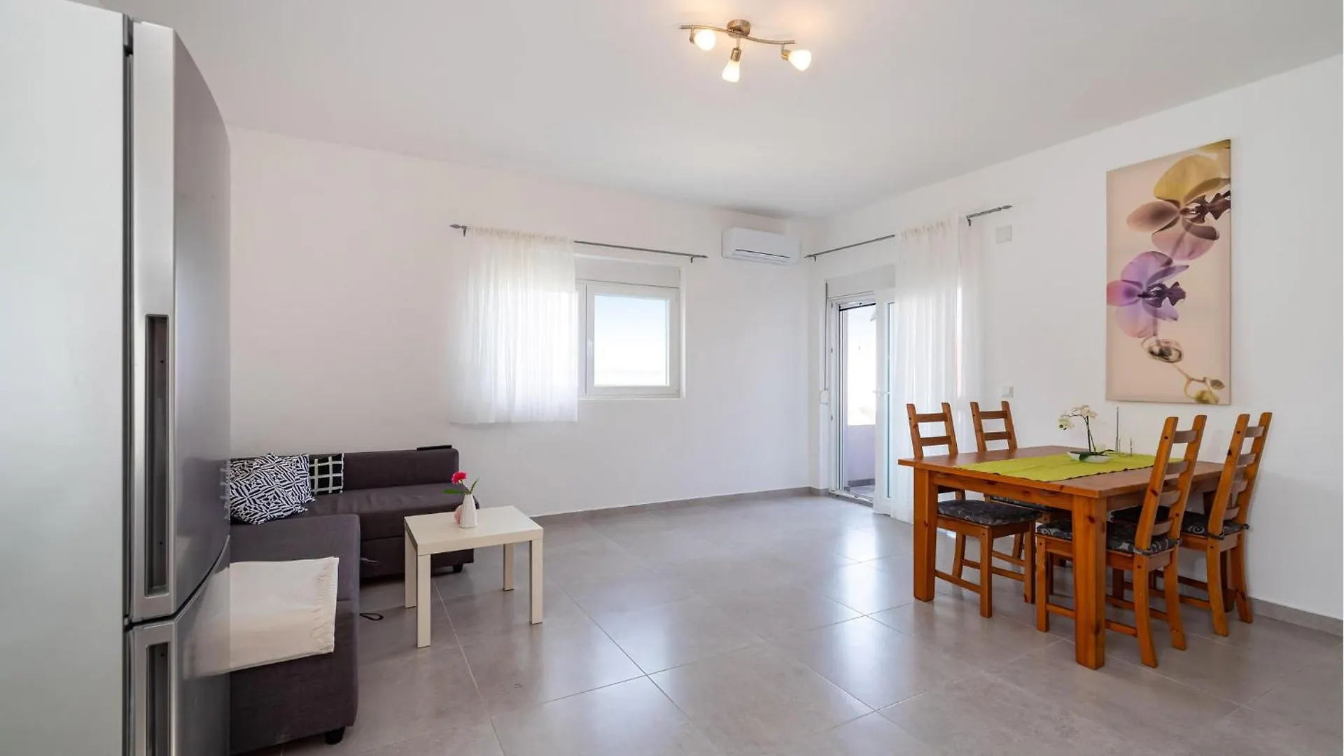 1 Bedroom Lovely Apartment In ريتنا