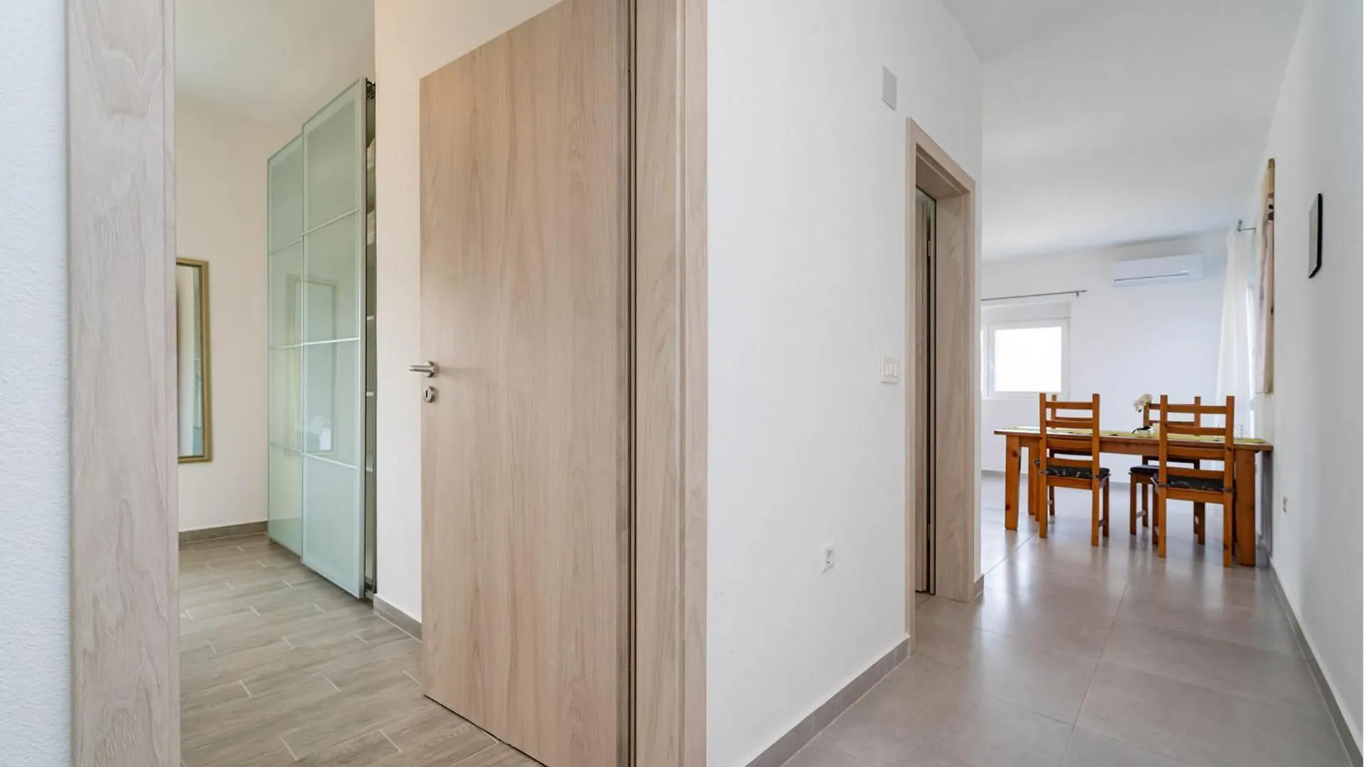 1 Bedroom Lovely Apartment In ريتنا