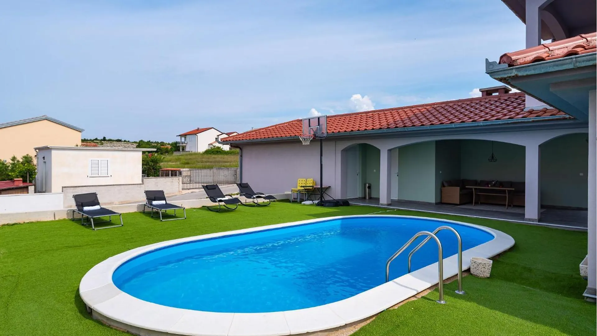 1 Bedroom Lovely Apartment In ريتنا