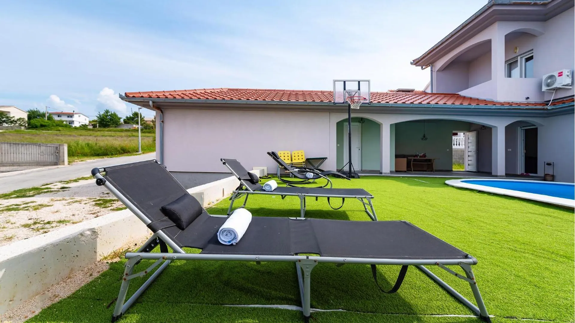 1 Bedroom Lovely Apartment In ريتنا
