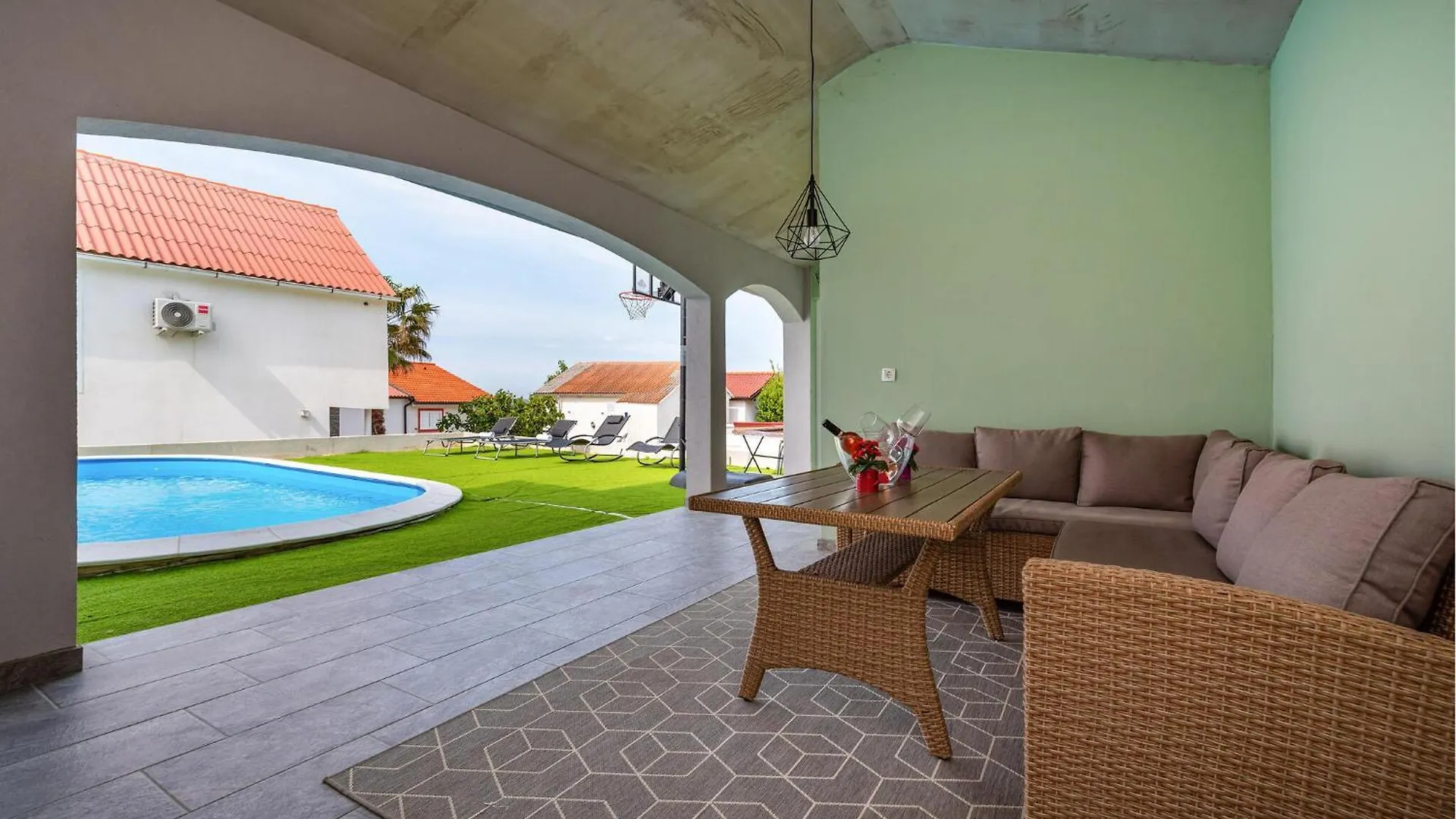 1 Bedroom Lovely Apartment In ريتنا 0*,